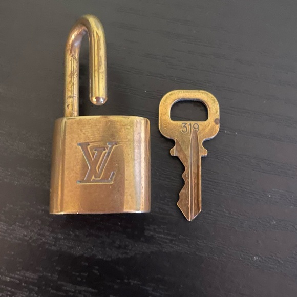 Louis Vuitton Lock & Key #319 - Picture 7 of 9
